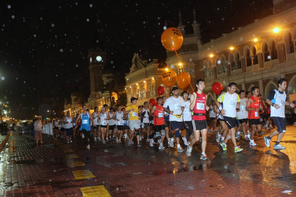 Pacers pace a marathon with balloons